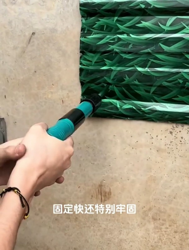 以后固定彩钢瓦铁皮再也不用打孔上螺丝,用这个神器一秒轻松搞定