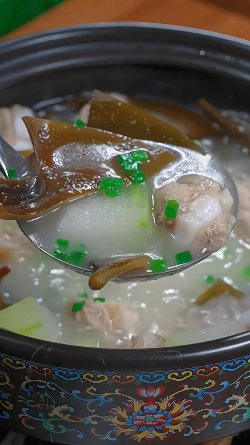 每到夏天,我们家就会经常做这个冬瓜海带头排骨汤给孩子喝