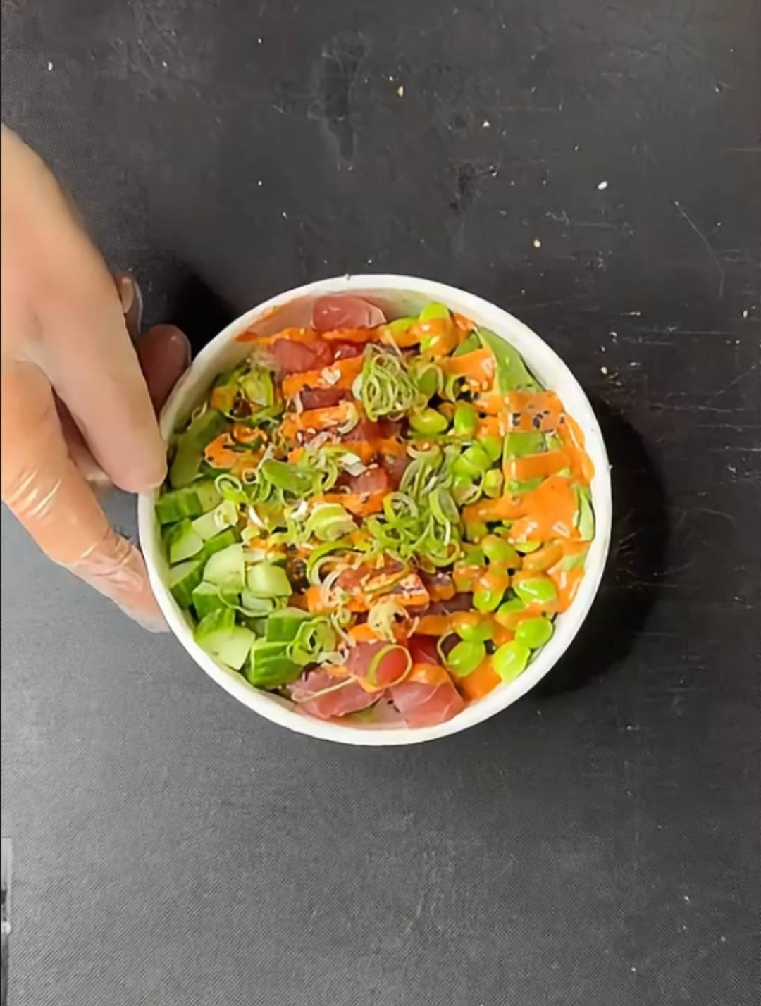 辣劲十足:辣味吞拿鱼盖饭的舌尖冲击