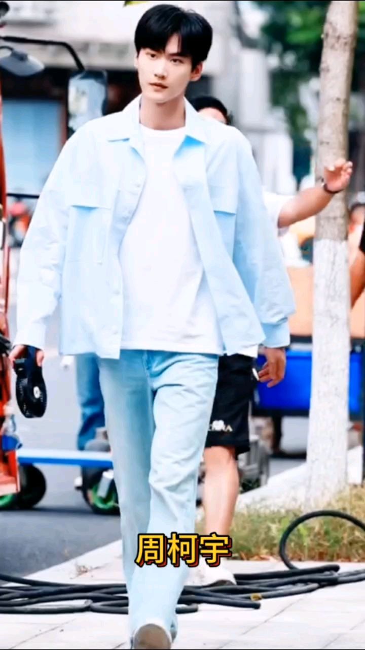 周柯宇《狙击蝴蝶》路透,一身浅色系穿搭,青春洋溢,阳光帅气!