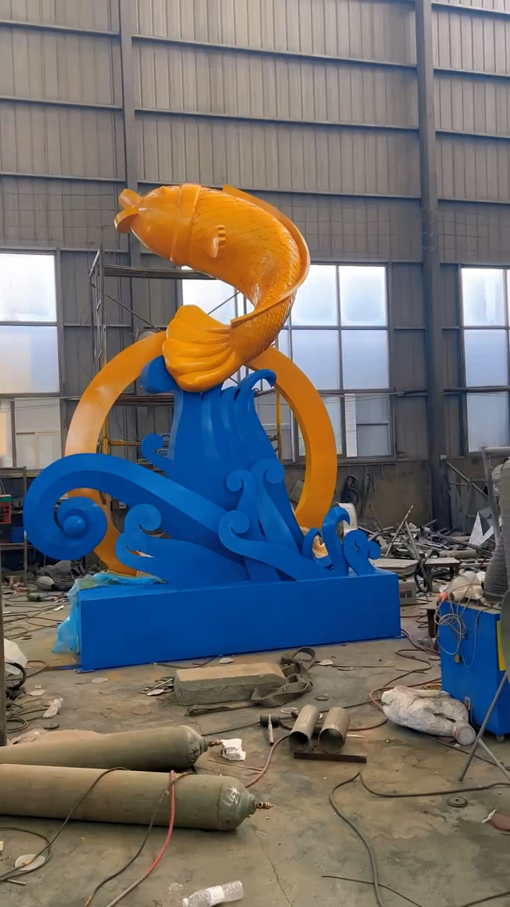 鱼跃龙门雕塑制作完工