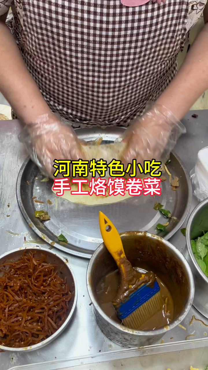 河南特色小吃,手工烙馍卷菜,你喜欢吃吗