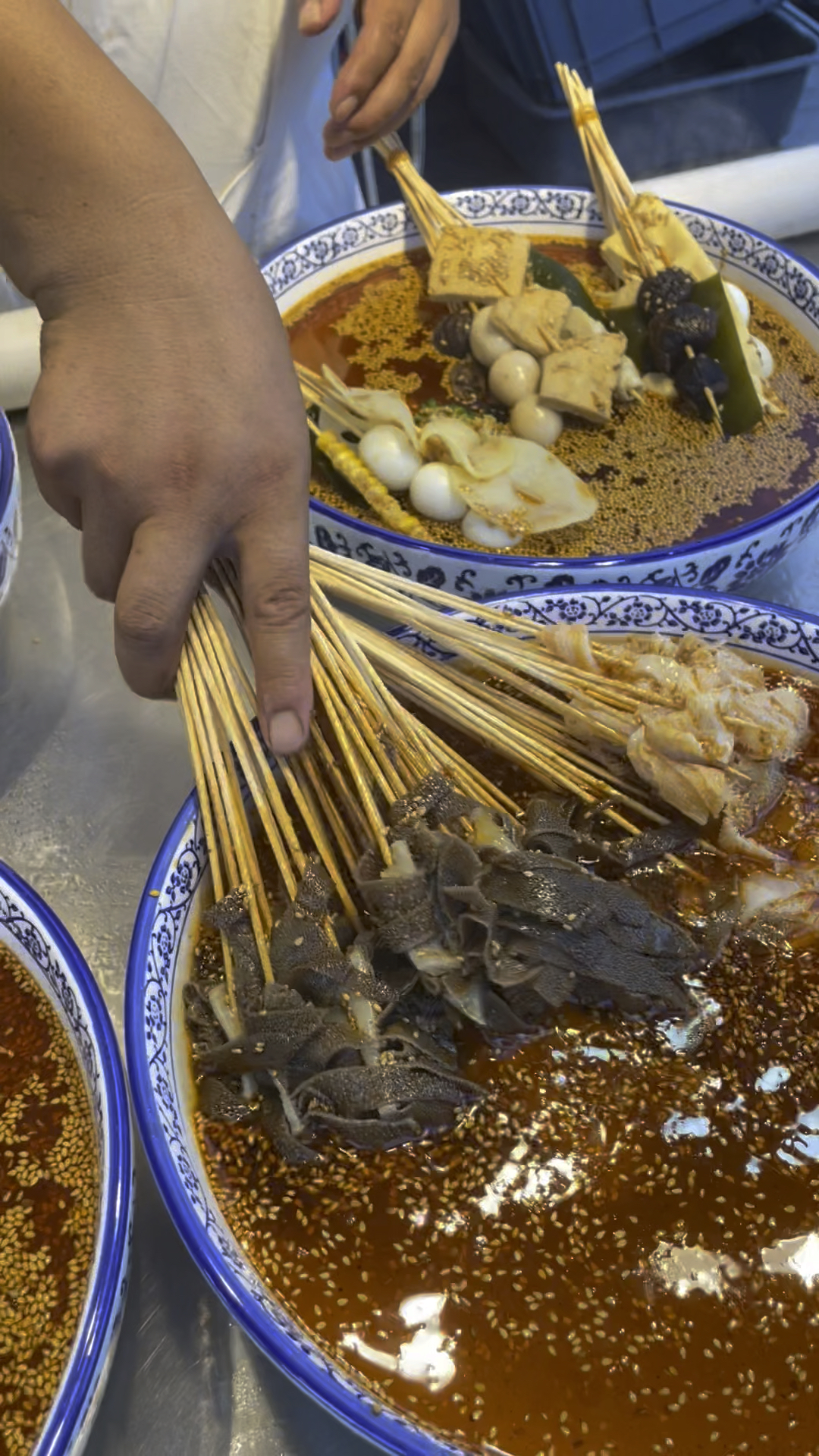 郑州美食夜市,麻辣钵钵鸡,一块钱一串不还价,荤的为啥不卖一块