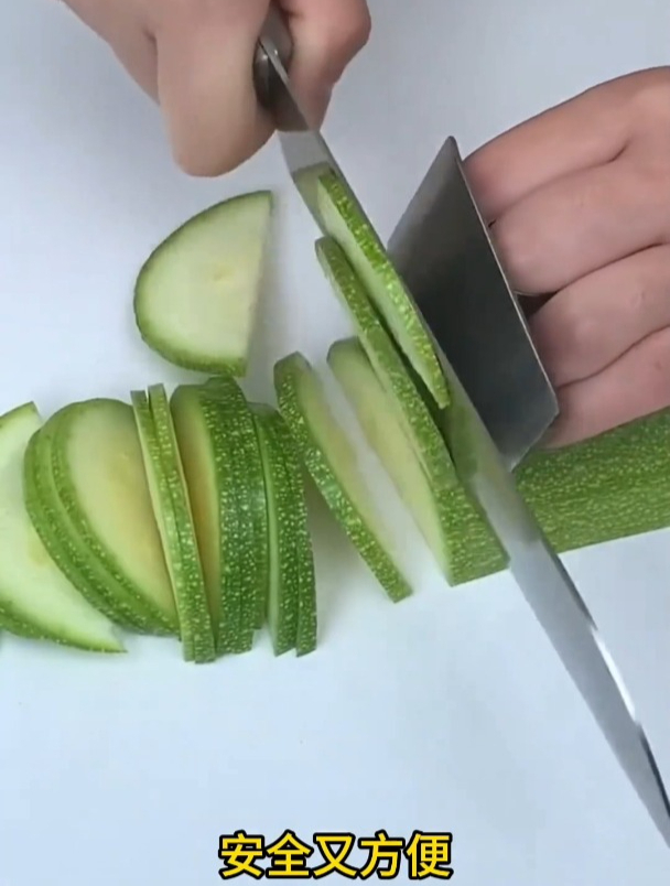 有了这个切菜护指器,以后切菜再也不怕切菜再也不怕切到手了