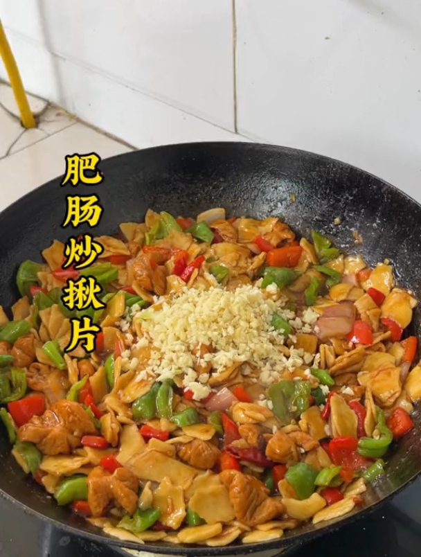 肥肠炒揪片,深受大部分人喜爱,这样做比大部分饭店都好吃