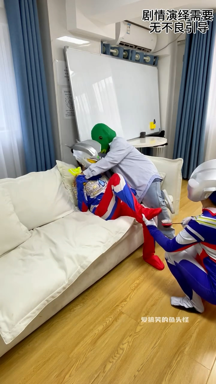 迪迦和绿鱼头欺负赛罗!