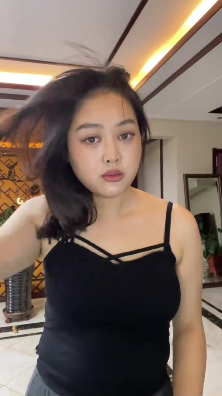 微胖大胸穿搭今天又是白色衬衫,v领显胸小!