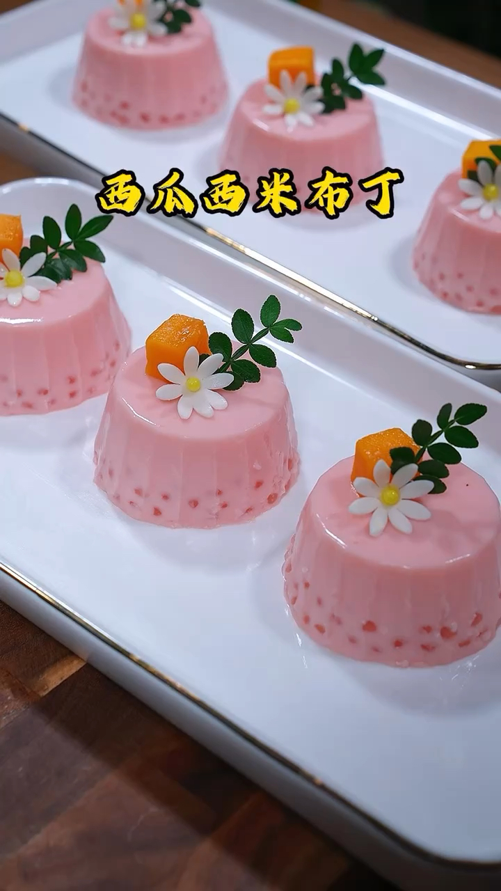 把西米倒入西瓜奶昔,做一道这样的西米西瓜布丁,冰凉爽滑又好吃