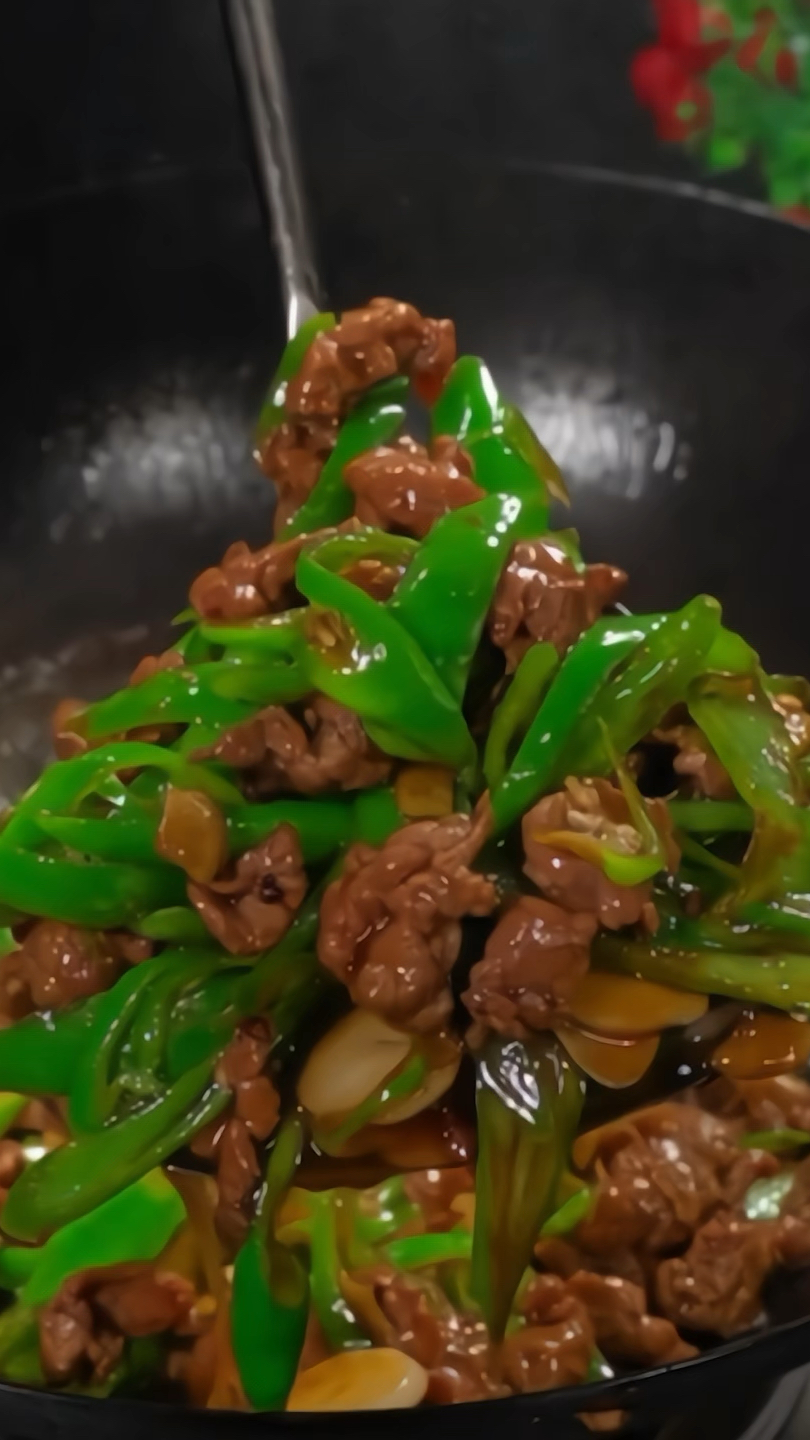 分享一个非常好吃的青椒炒牛肉做法,做这个菜你们记得多煮点米饭