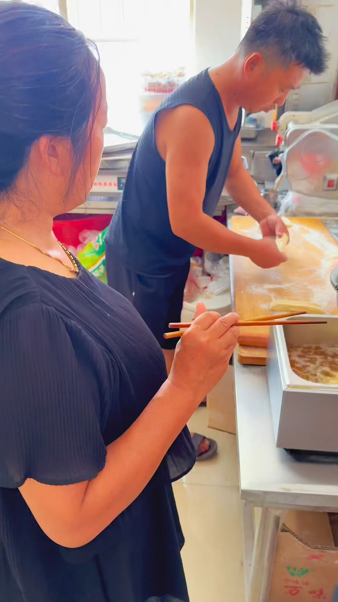 炸油条做法,手工白胡辣汤做法,濮阳小吃培训学校。