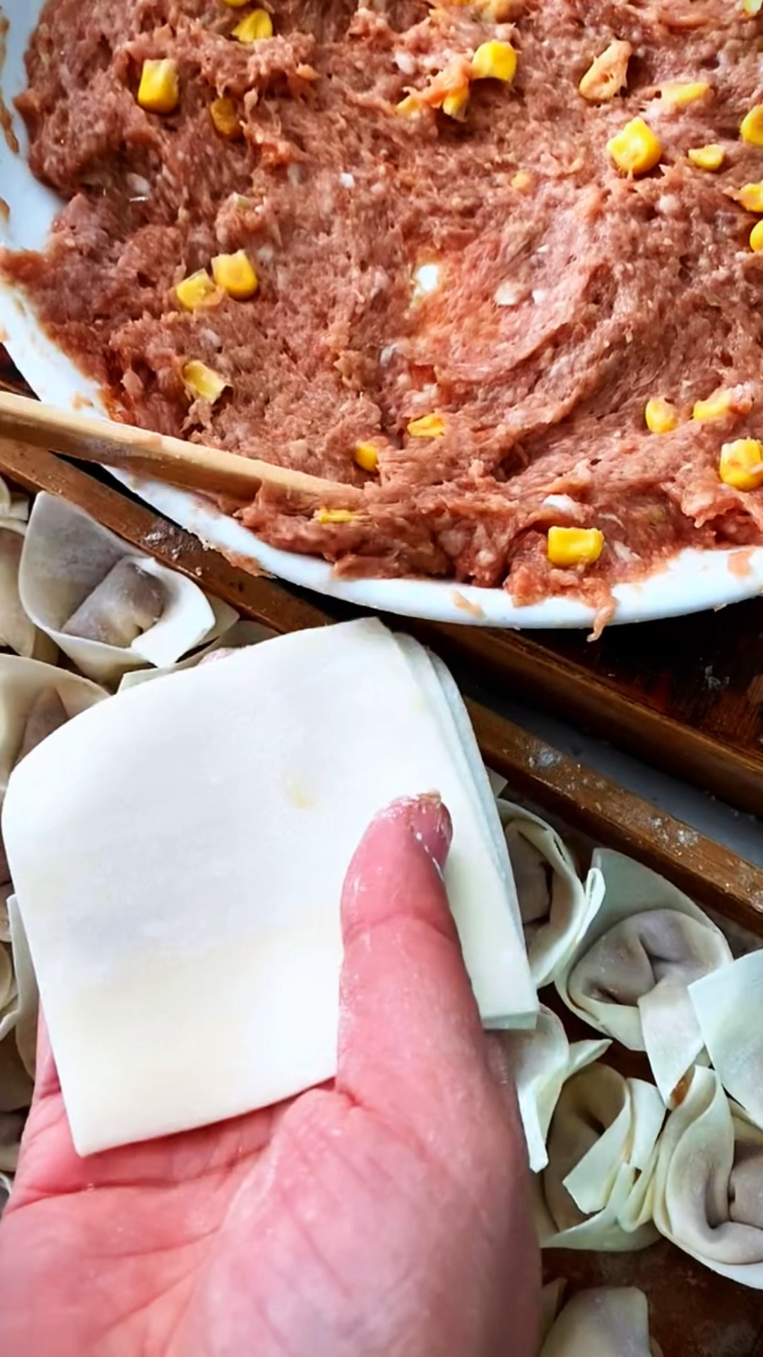 制作鲜肉玉米馅小馄饨