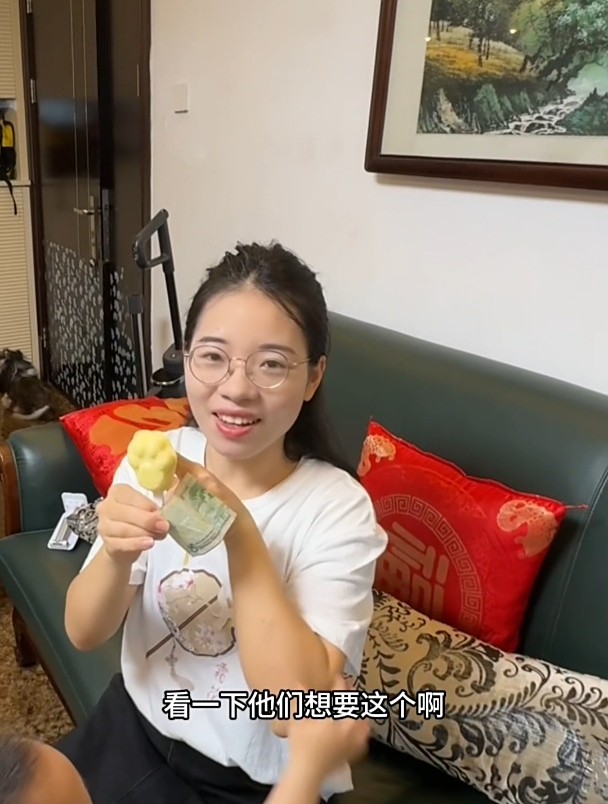 妈妈拿金钱和蛋糕让双胞胎宝宝做选择,两个宝宝的选择皆不相同