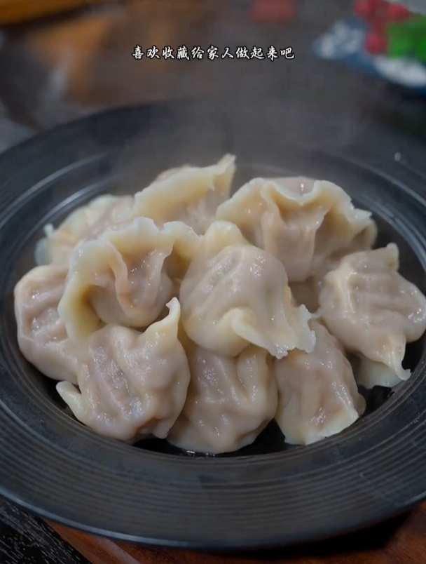 这样做出来的饺子馅儿,芹菜味浓郁鲜美,特别好吃