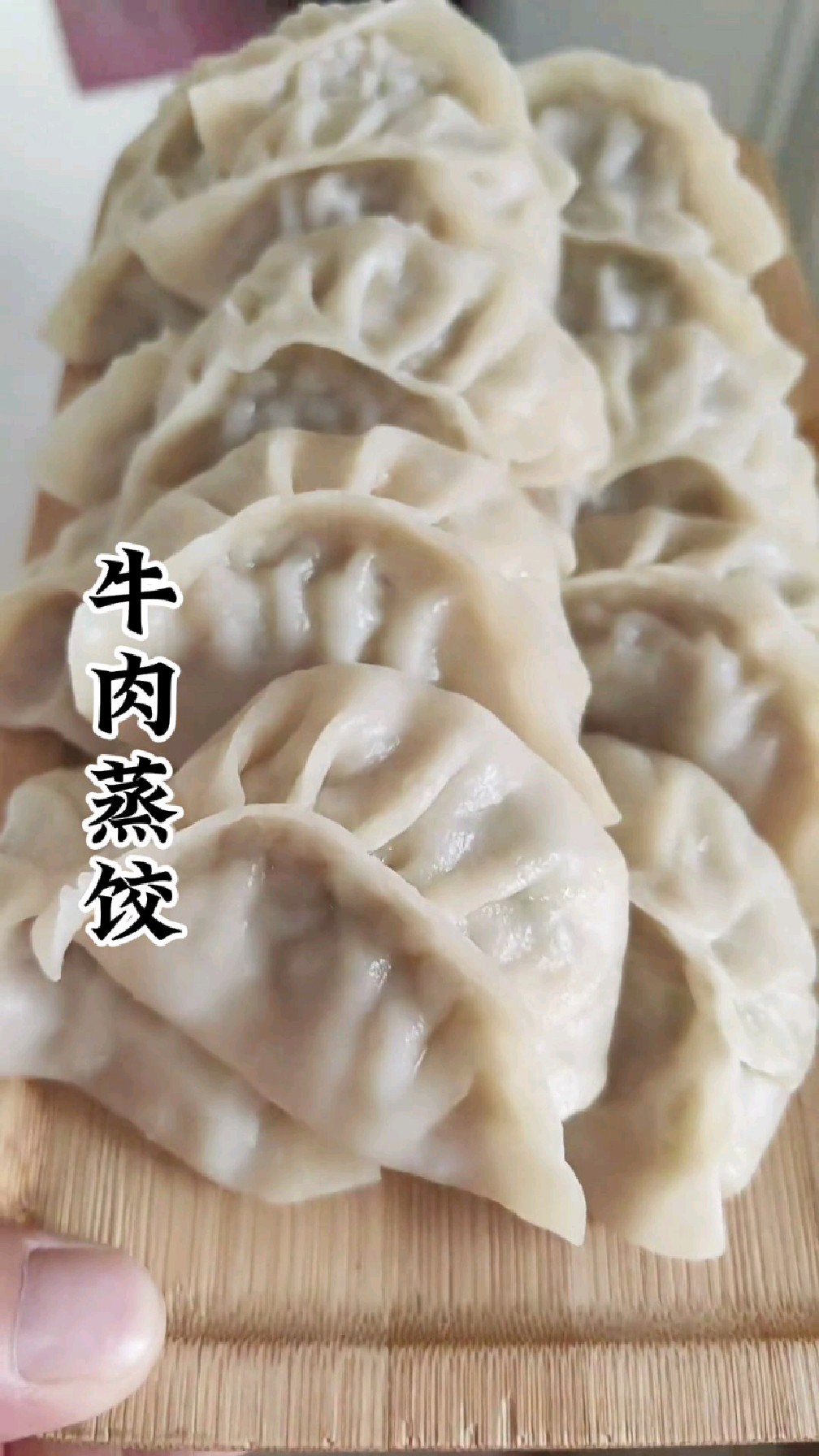 饺子饺子真好吃,皮薄馅儿大,味道鲜美,鲜嫩多汁,是我的最爱!