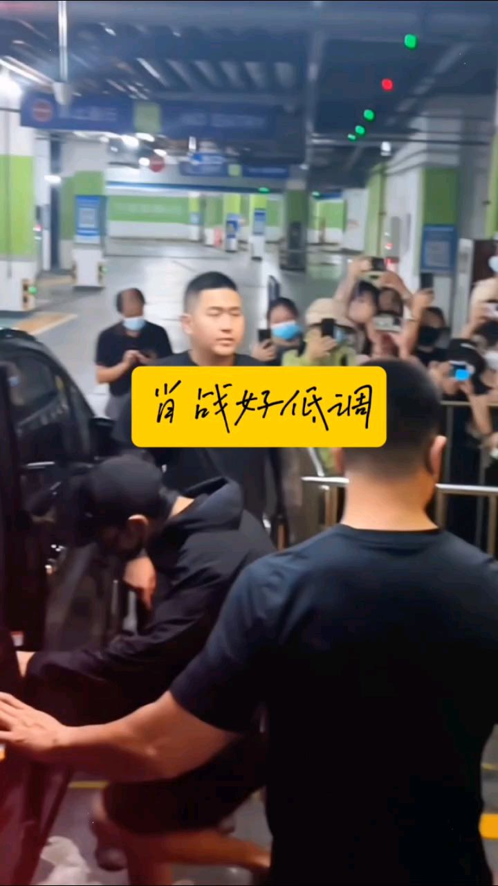 肖战太低调了,戴着鸭舌帽和口罩,一路小跑“跑”进车里,哈哈!
