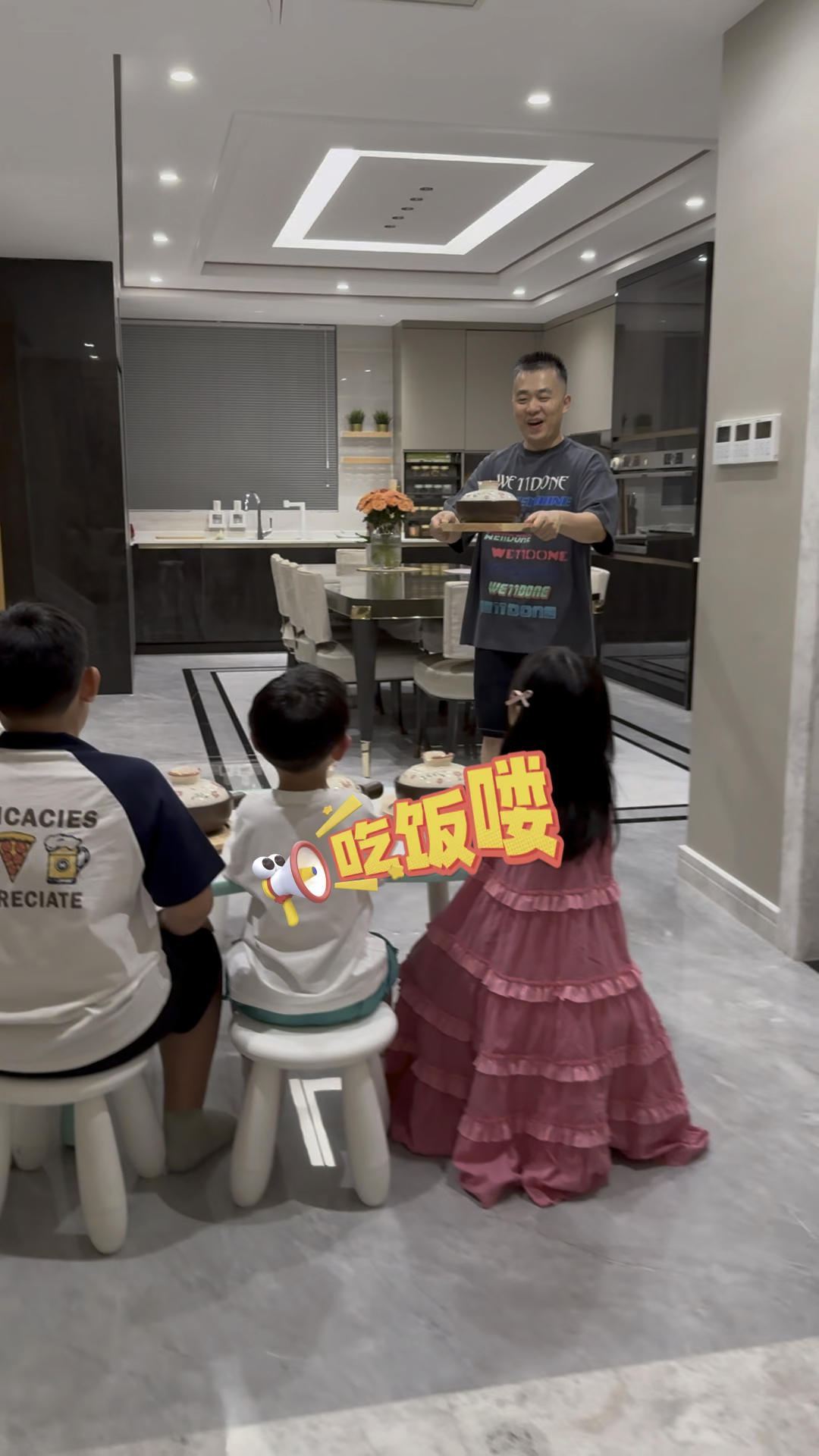 爸爸说今天给孩子们做了煲仔饭盲盒和美味小龙虾,又是有趣的一餐