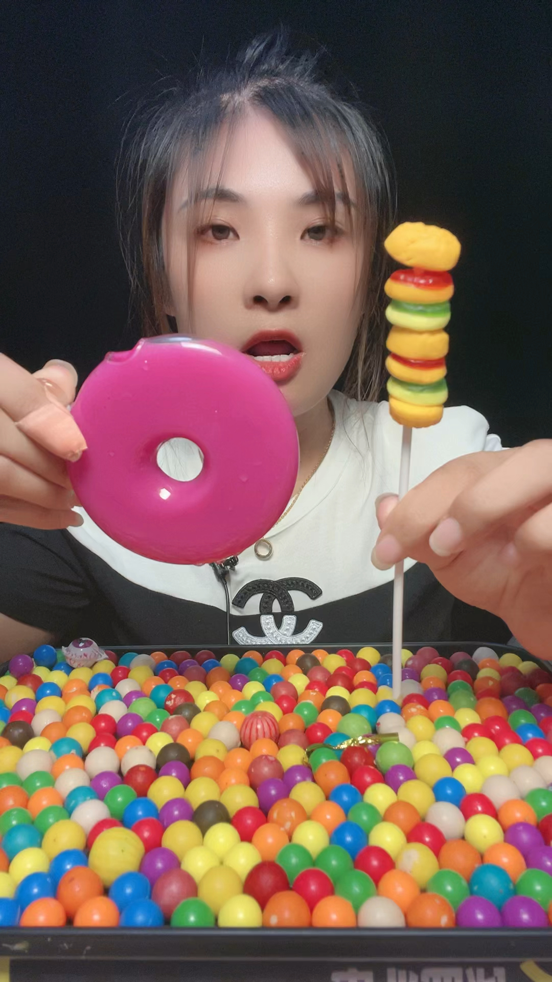 今天来吃汉堡糖果和甜甜圈果汁