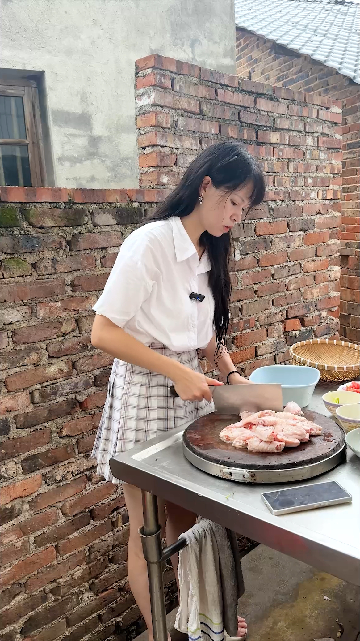 今天煮了侄儿爱吃的可乐鸡翅,外婆说乌漆嘛黑煮焦的东西竟然好吃