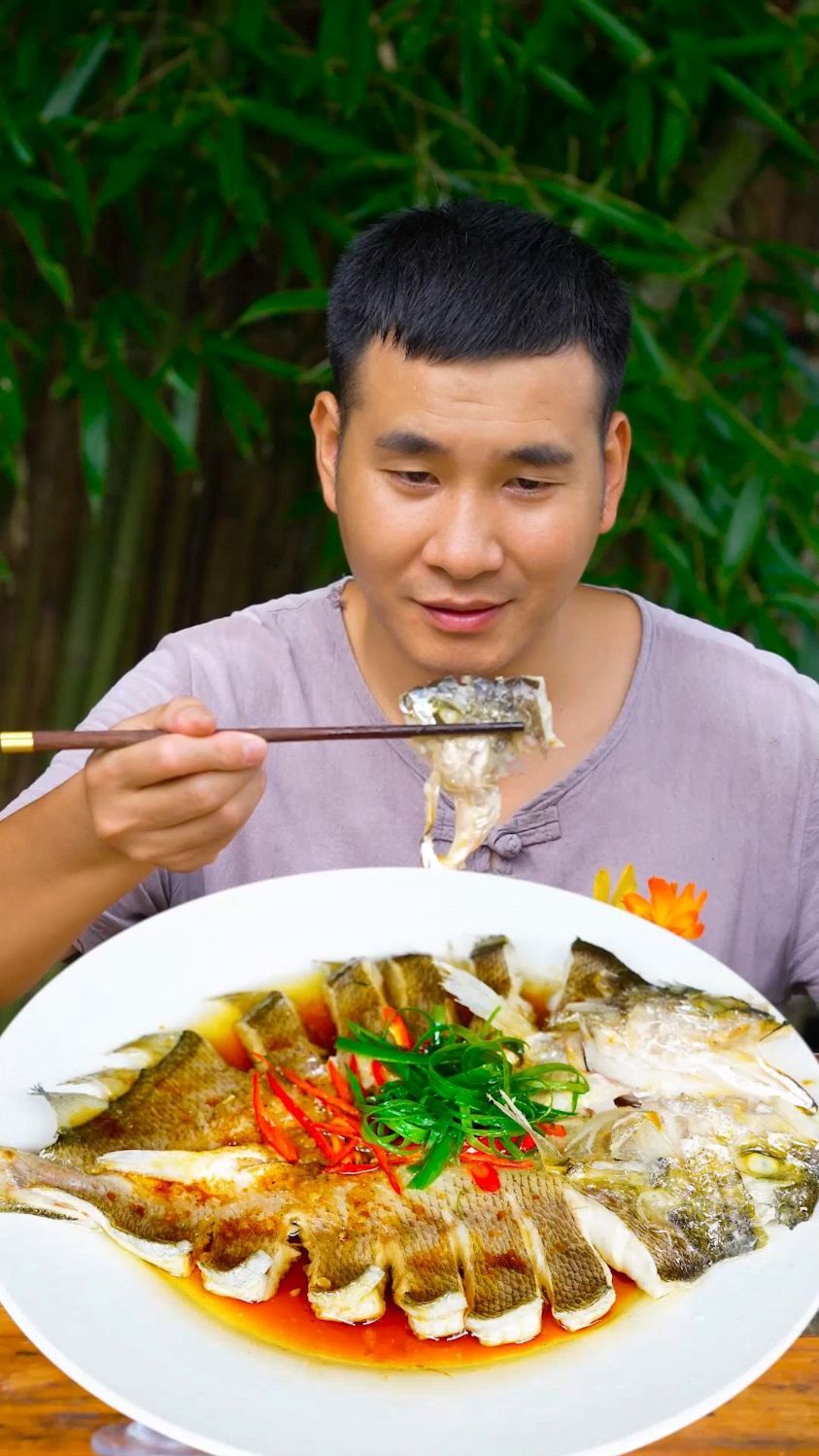 像这样做的清蒸大黄鱼鲜嫩多汁。