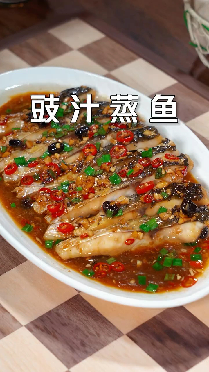 在我们广东,豉汁蒸鱼腩是很多有钱人都喜欢吃的一道家常菜,豉香浓郁,非常的美味
