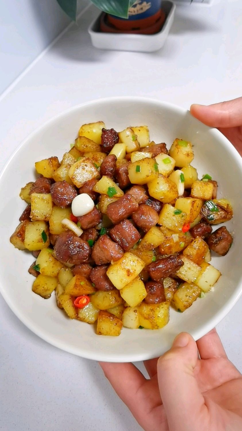 两个土豆,一块牛肉,大火一炒香气四溢,好做又好吃