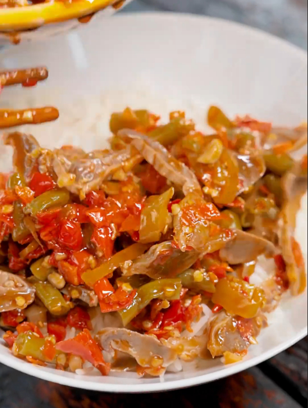 天气热吃饭没胃口,来点酸豆角鸡杂