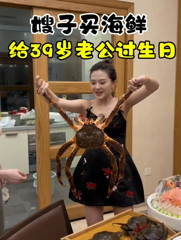 相差12岁代沟还是有一点,39岁啦!