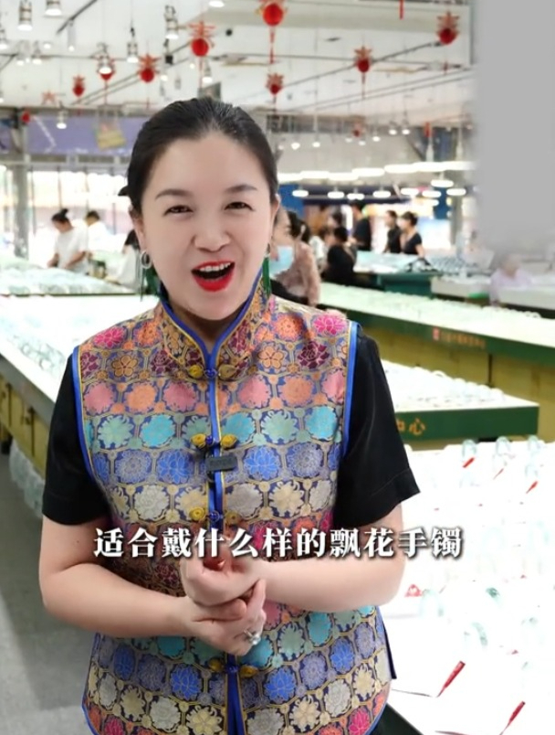 40岁的女人适合戴什么样的飘花手镯?翡翠手镯 翡翠 飘花手镯