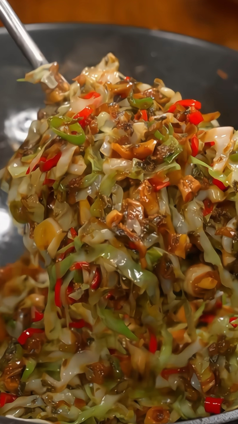 天热没胃口的时候,就做这个酸菜小笋炒包菜,酸嫩爽口超级好吃