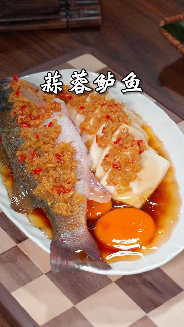 蒜蓉鲈鱼的做法