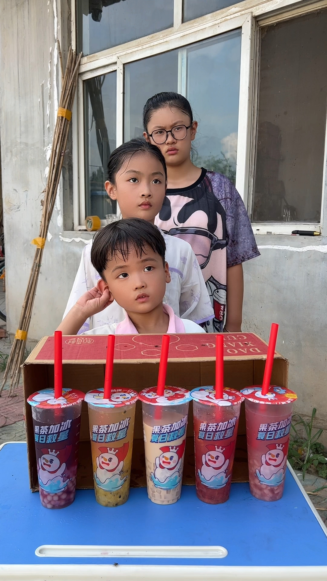 亲子玩乐,你能猜出有什么口味的奶茶吗?