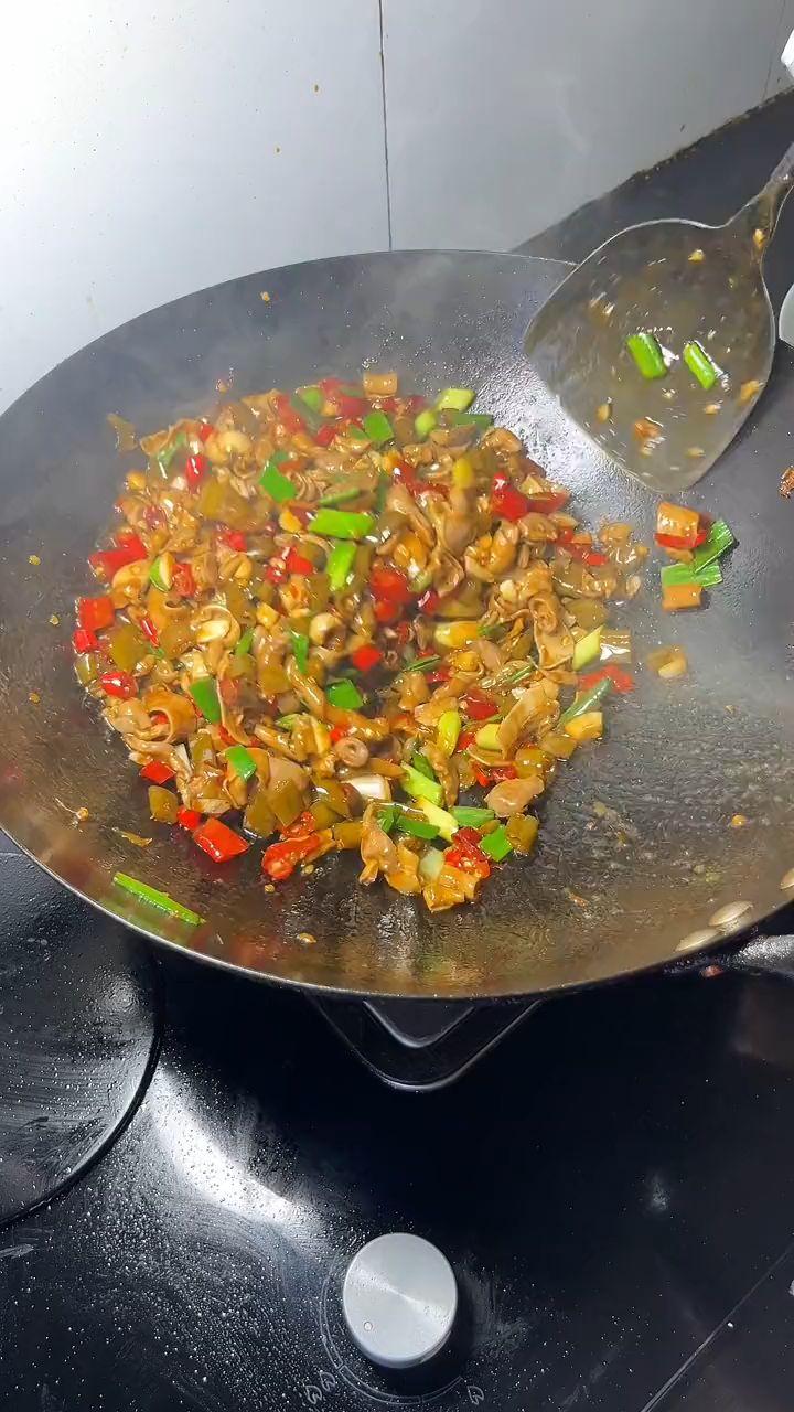 酸辣鸡杂配米饭真的是绝!太下饭了!