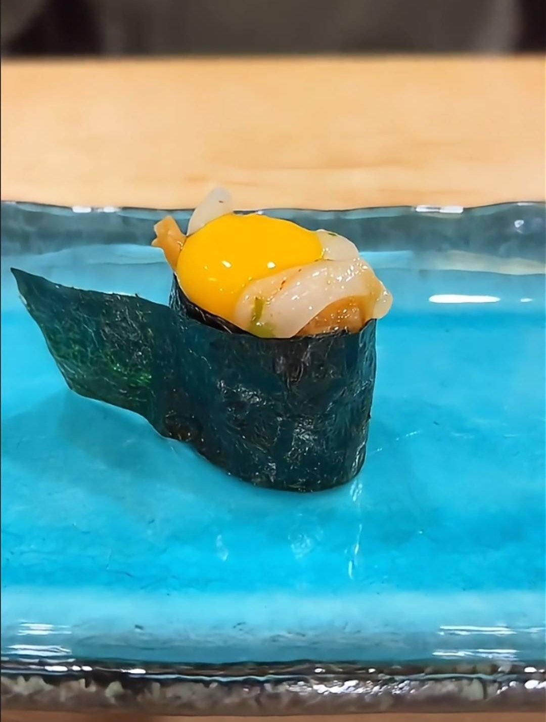 鱿鱼军舰寿司:日本海味的精致艺术,一口尽享海洋的鲜美与创意