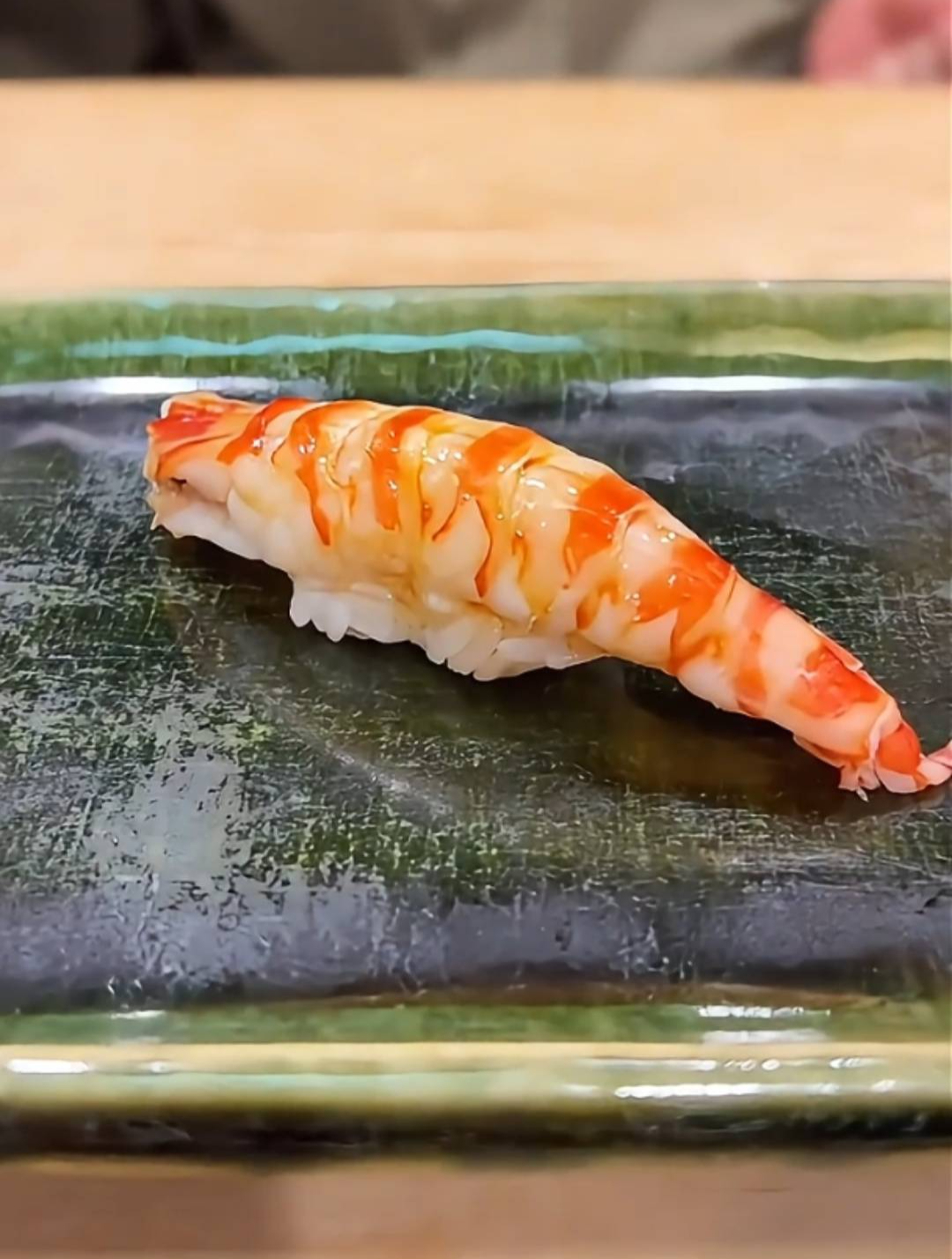 车虾手握寿司:海上的珍珠,掌中的美味,日本料理的精致呈现