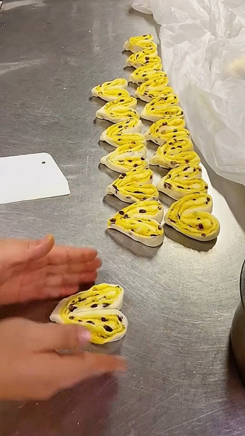 爱心形状小花馍的制作。