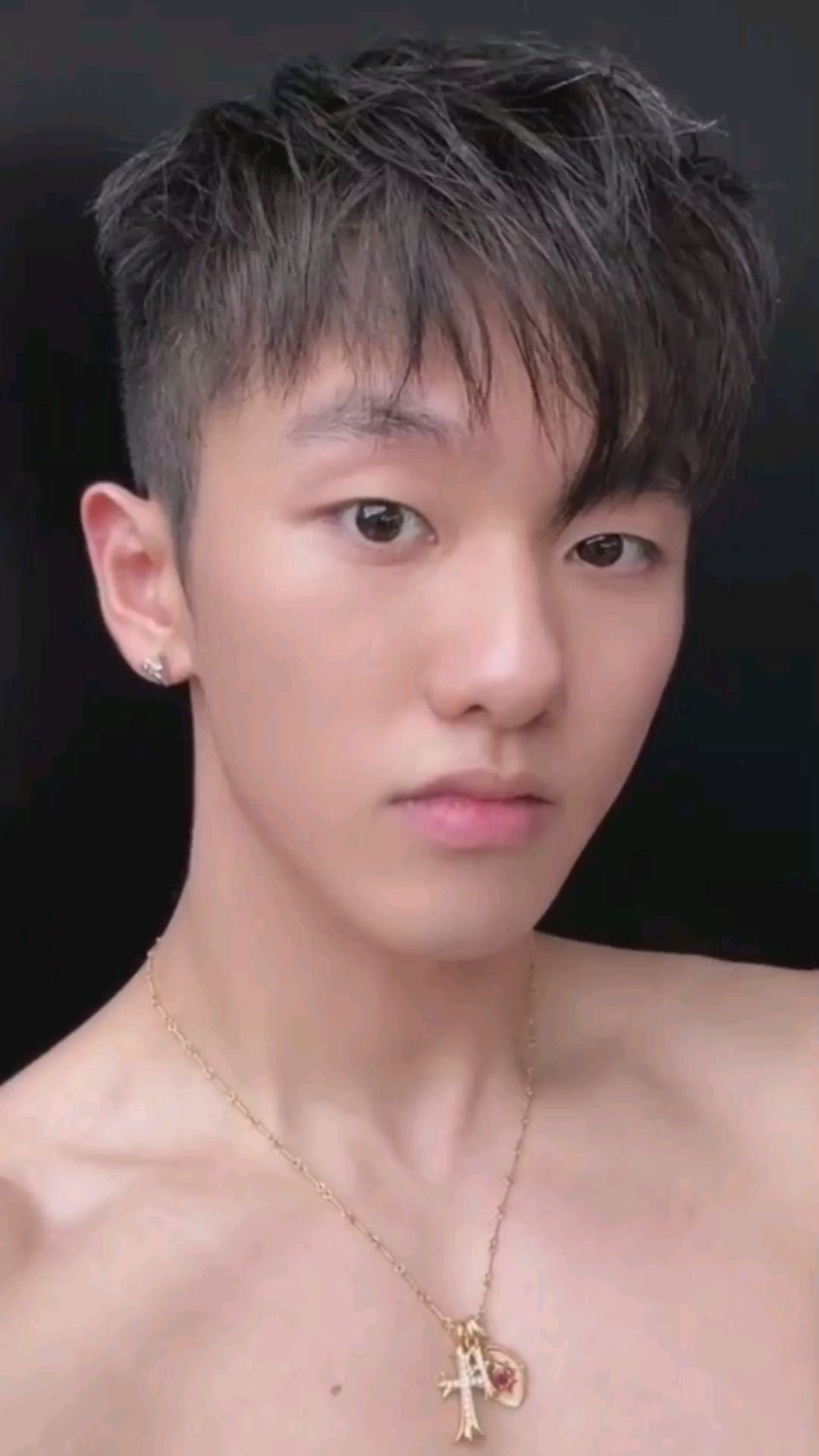 00后英俊肌肉男生的健身之路,引体向上200个,然后练手臂半个小时