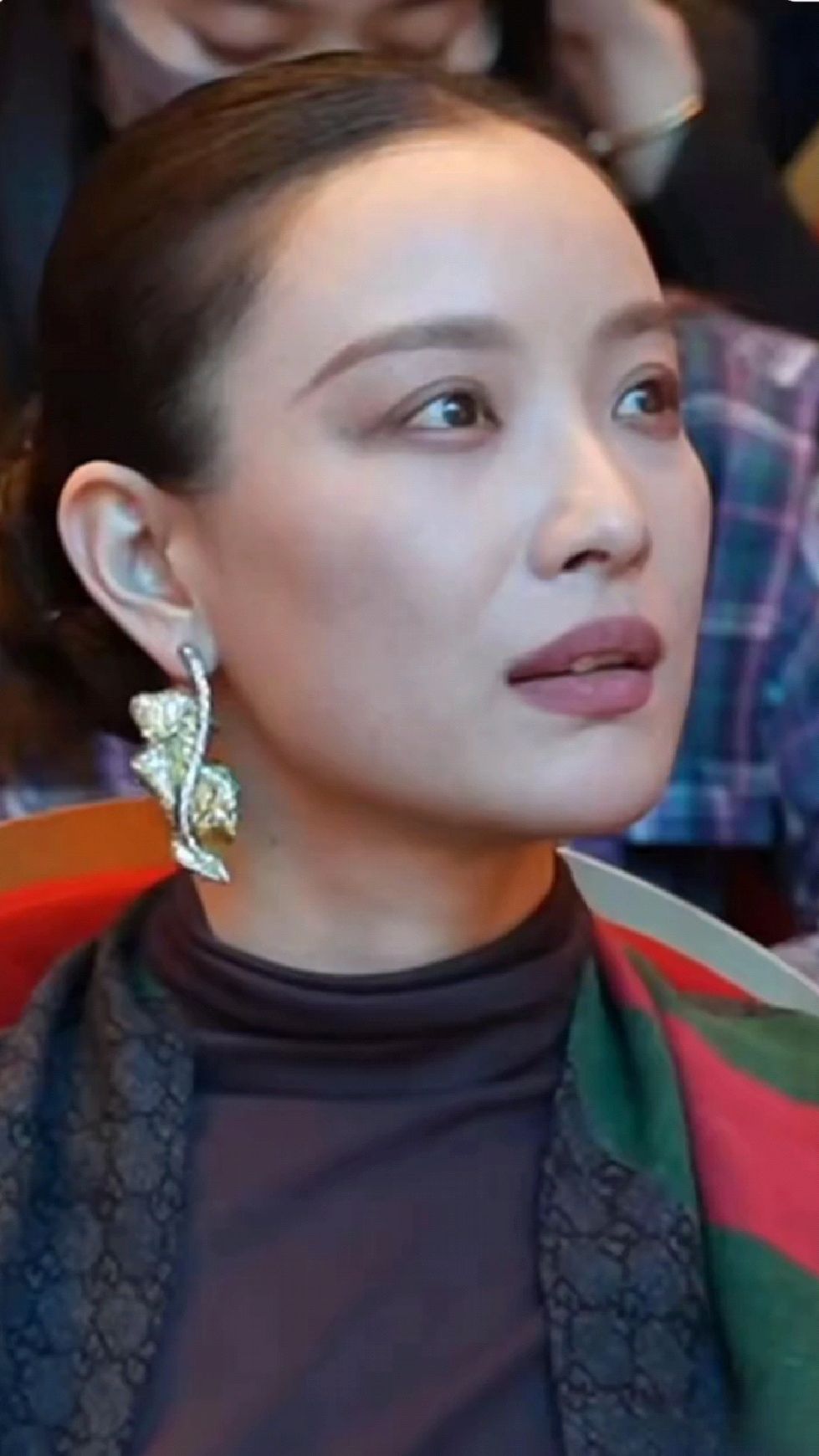 高清镜头下,裸色妆容的倪妮,真是自然不做作,骨相很美