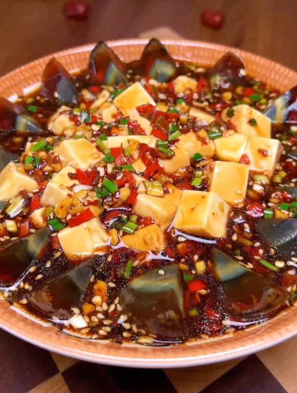 皮蛋和豆腐搭配在一起,瞬间成了夏天餐桌上人人爱吃的凉拌菜