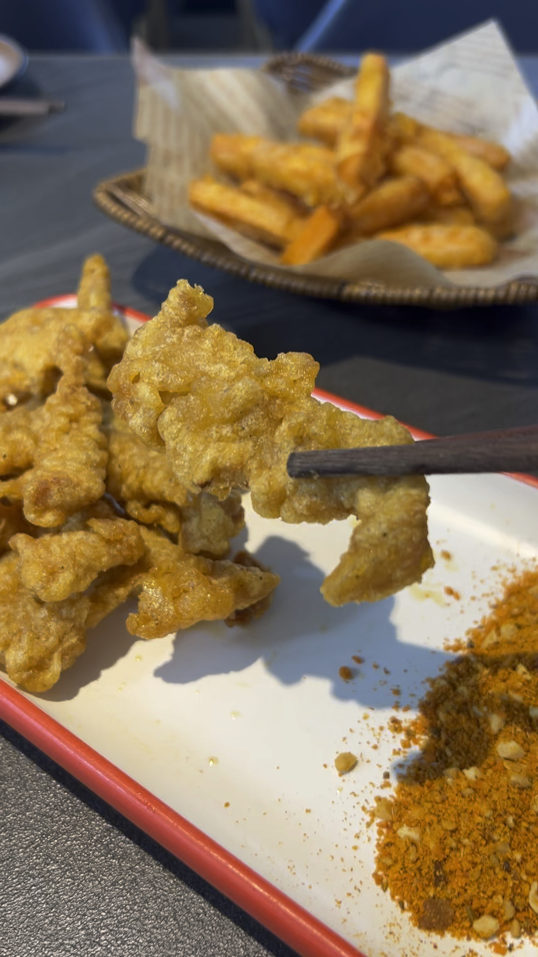 小酥肉好吃!刚炸好的焦香,蘸上这个辣椒花生碎,香辣美味,好吃