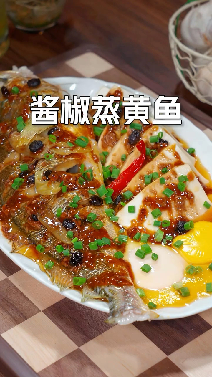 这是温州各大饭店特别火的一道特色菜,酱椒蒸黄鱼,酱香味浓鲜嫩辣爽,好吃还特别下饭