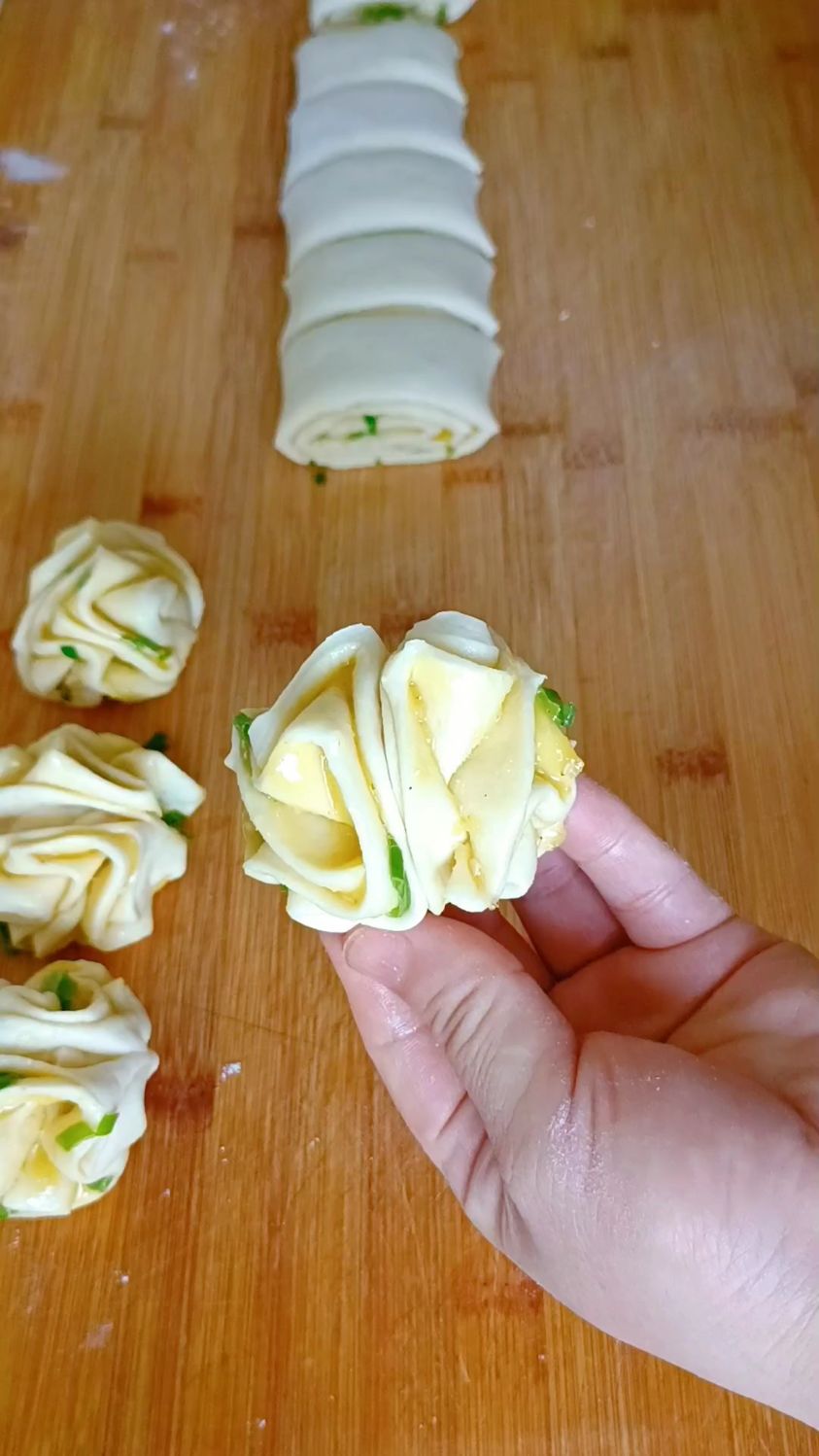 香葱芝麻小花卷,蓬松又宣软,没菜也能炫两个