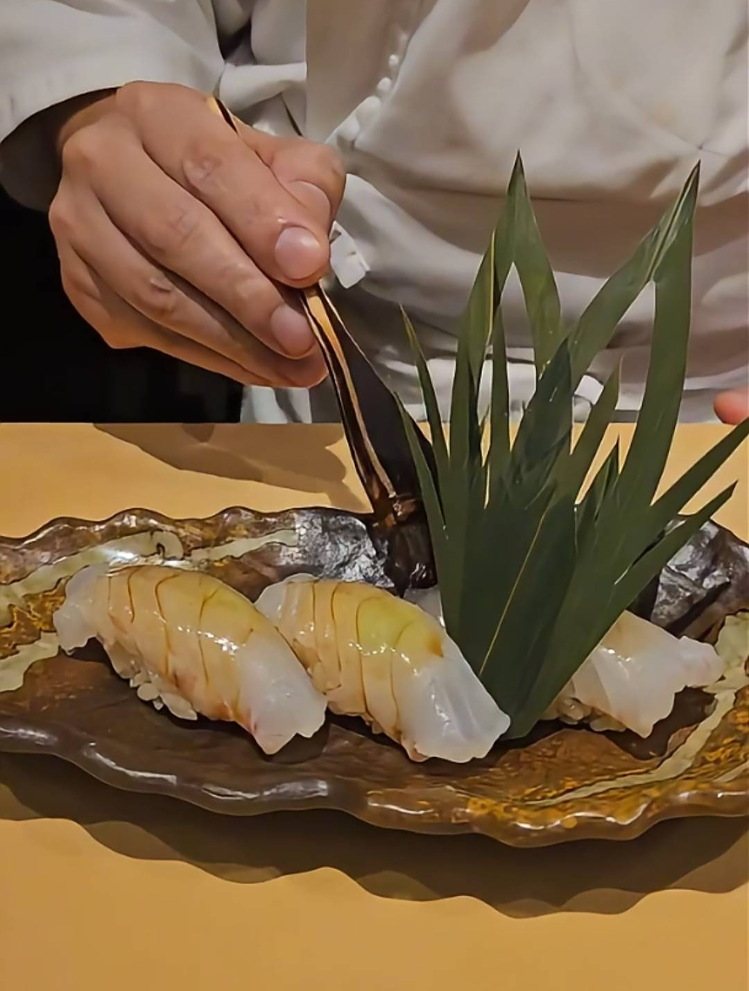 「绯红之恋」红鲷鱼手握寿司:深海之恋,手握中的浪漫邂逅!