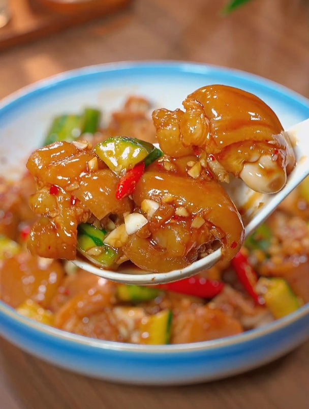 猪手不要红烧了,像我这样做道凉拌猪手,酸辣好吃不油腻