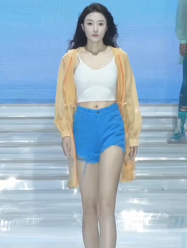 美女模特走秀再配上圣斗士的背景音乐,是不是很热血