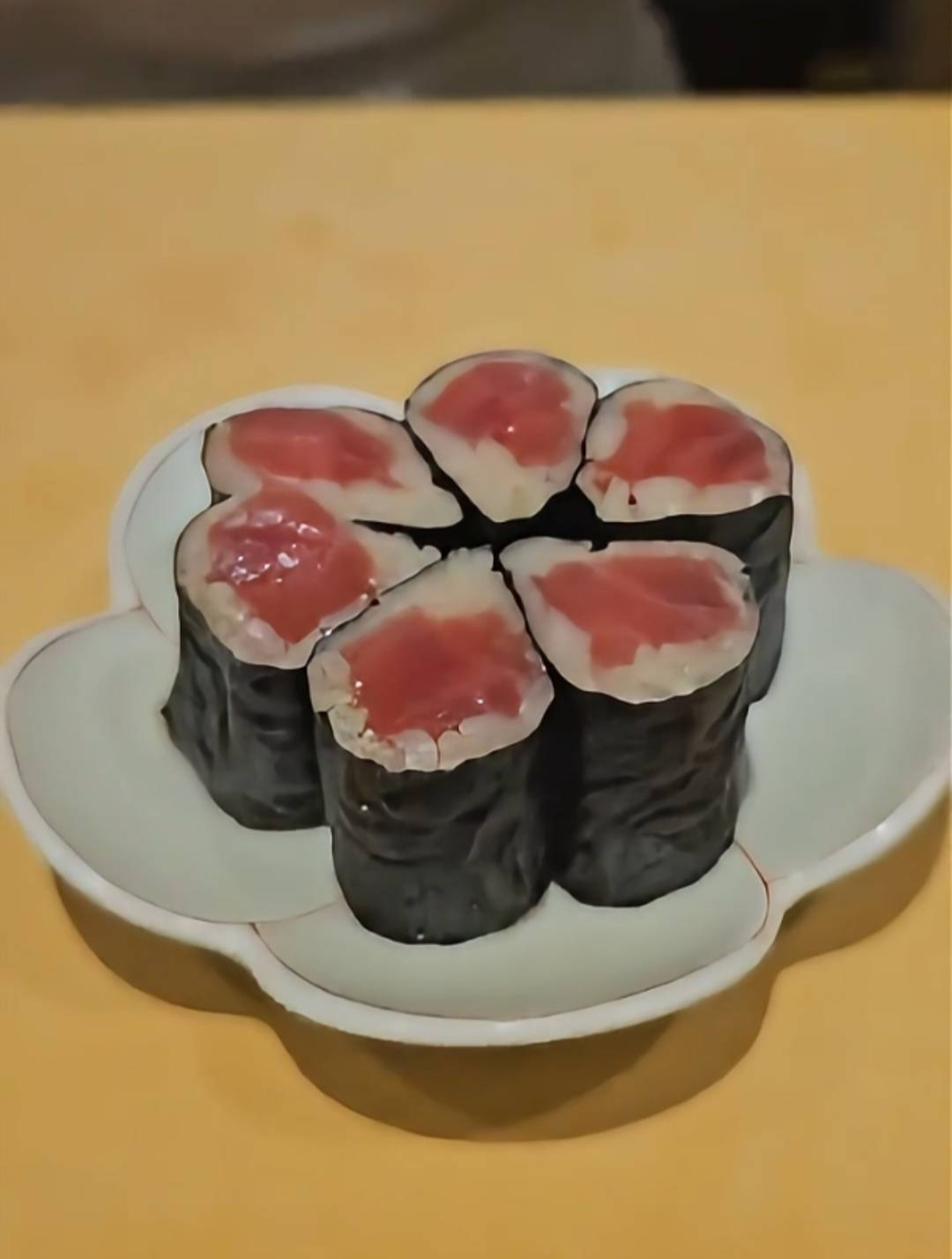 「海洋之心」金枪鱼心形寿司卷:爱的形状,深海之味的浪漫呈现!