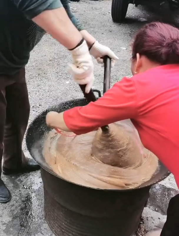 这个类似驴打滚的小吃,据说是海南的特色美食。有人了解它吗?