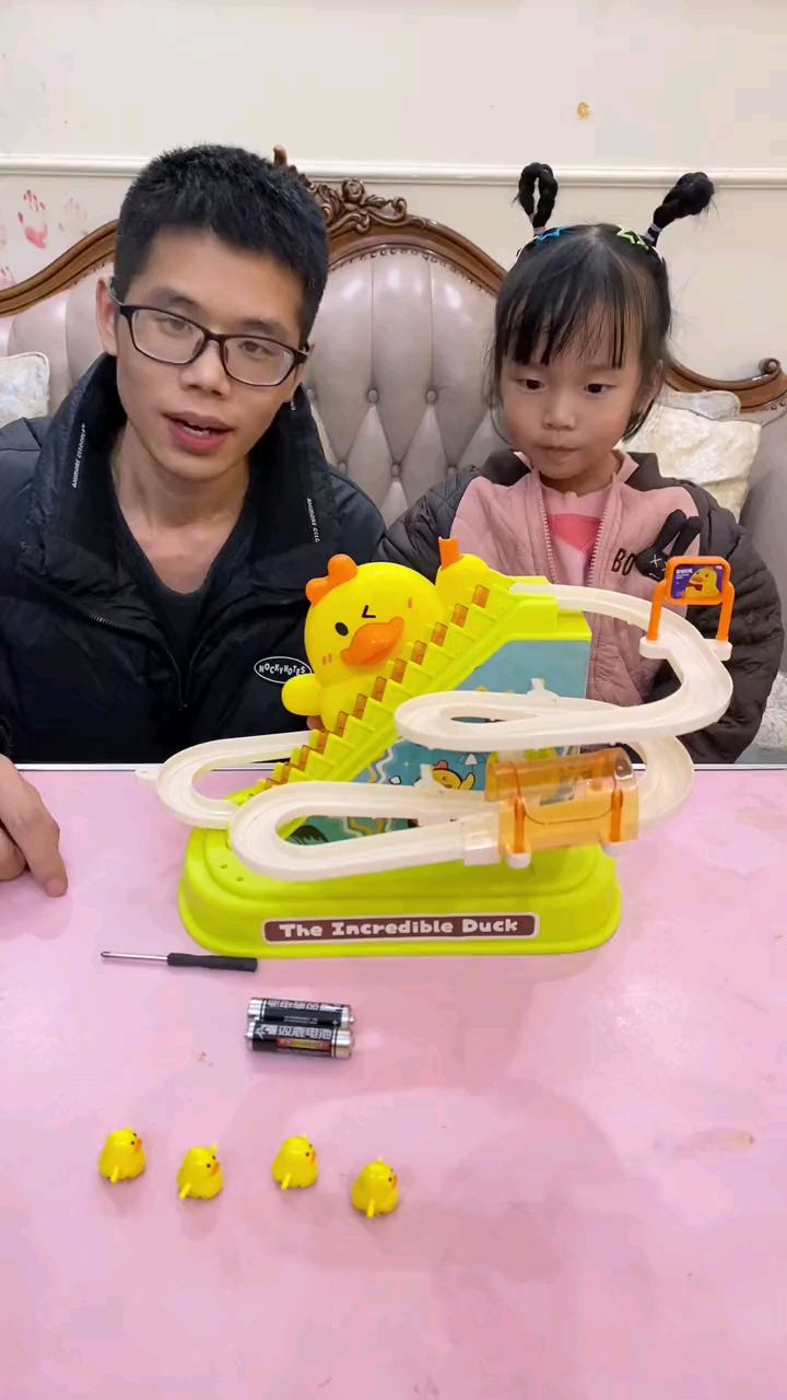 依依的小鸭子爬楼梯玩具