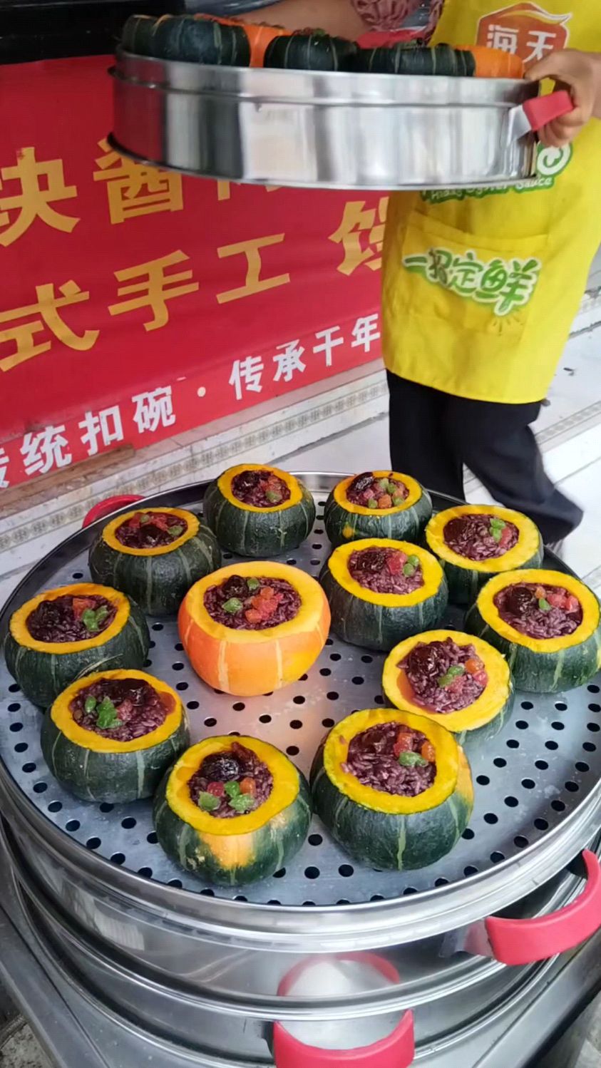 河南郑州:商家做出八宝饭、糯米饭、南瓜饭、菠萝饭。看着都有胃口