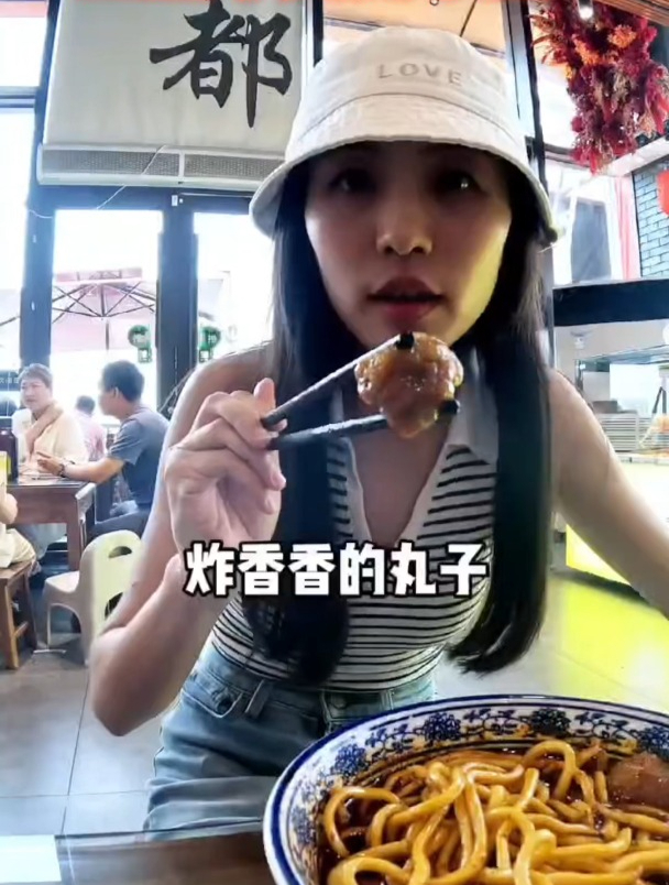 「发现大陆之美」台湾妹子打卡山西牛肉丸子面,这么大一碗才11元,太不科学了!发现大陆之美 