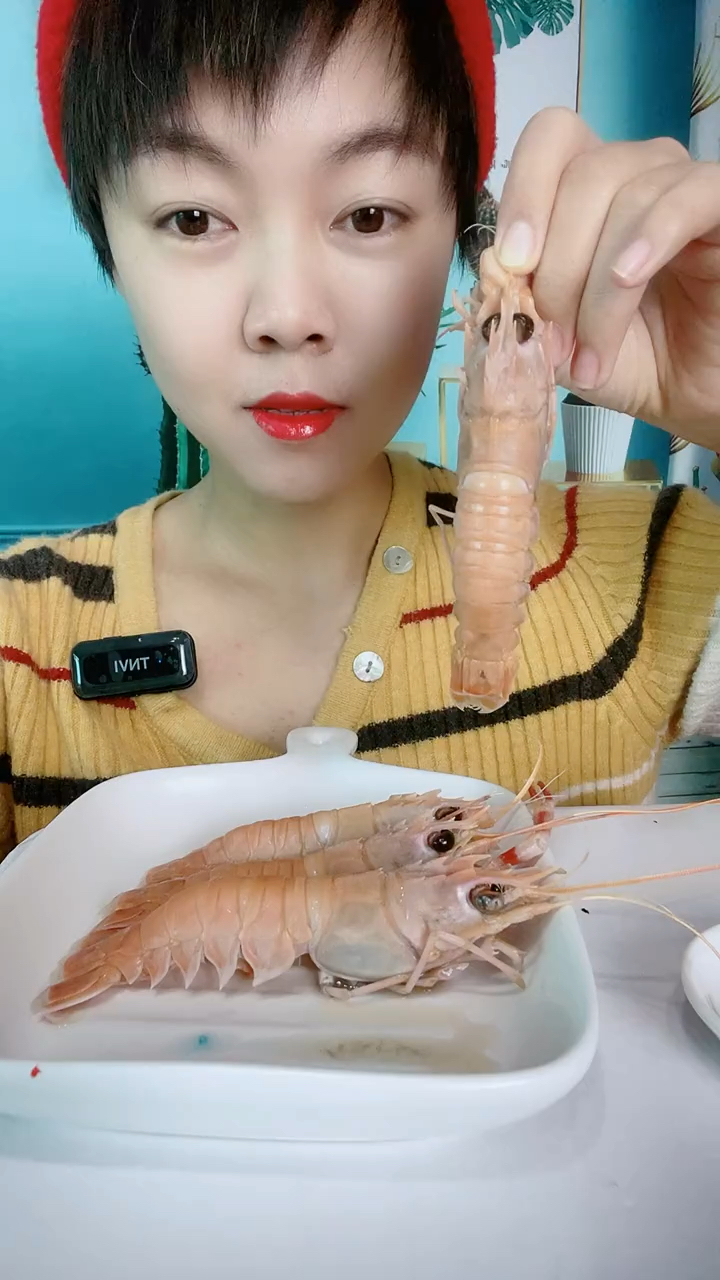 吃一个刺身海螯虾